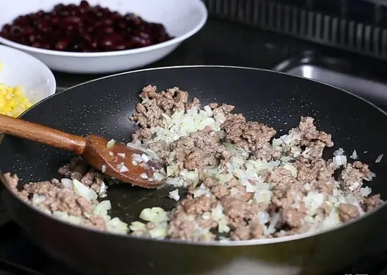 đảo thịt bò với hành tây