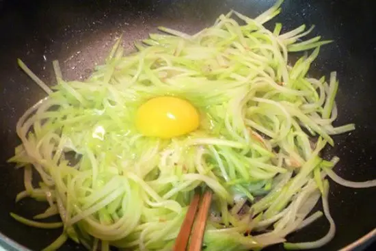 trứng xào cùng với xu xu