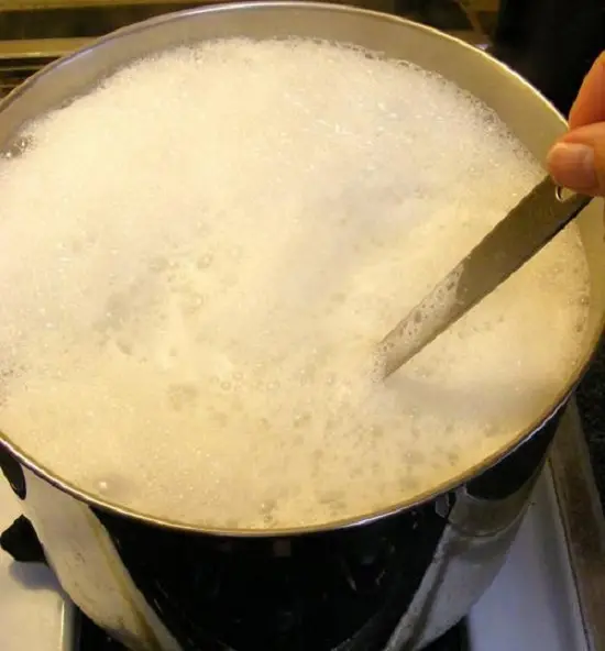 đun hỗn hợp sữa làm sữa chua nha đam