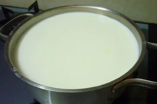 đun hỗn hợp sữa và phô mai làm sữa chua phô mai