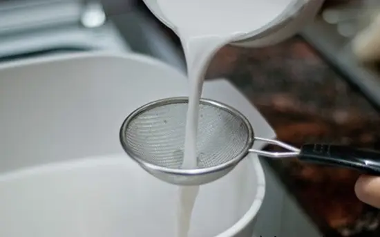 lọc qua rây làm sữa chua phô mai