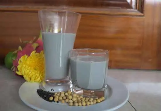 Cách làm sữa đậu nành mè đen thơm ngon lạ vị