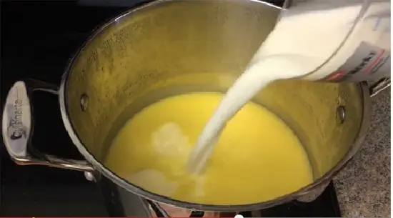 cho sữa tươi, sữa đặc vào khuấy đều - cách làm sữa ngô