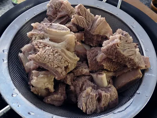 Cách làm sườn bò om Hàn Quốc ngon miễn chê 4