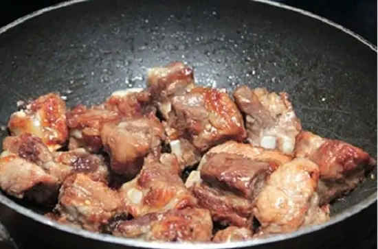 Các bước thực hiện món sườn chiên mắm tỏi 2