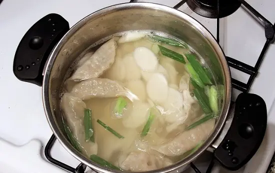 cach-lam-sup-banh-gao-han-quoc-h