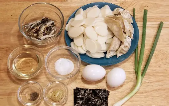 cach-lam-sup-banh-gao-han-quoc-a