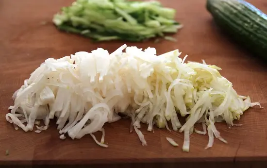 Cách làm súp mì lạnh với củ cải 2