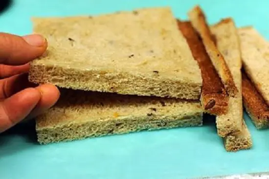 bỏ phần rìa ngoài của bánh