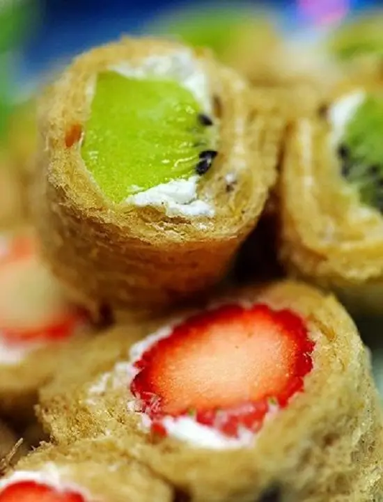 Cách làm Sushi kem trái cây ngon lạ miệng