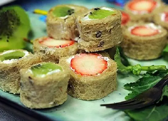xếp bánh ra đĩa