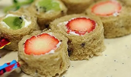 cắt bánh thành nhiều miếng nhỏ