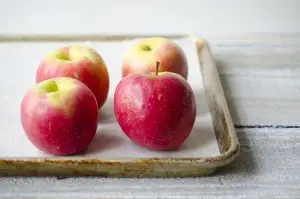 cách làm táo nhồi hồ đào nướng 2