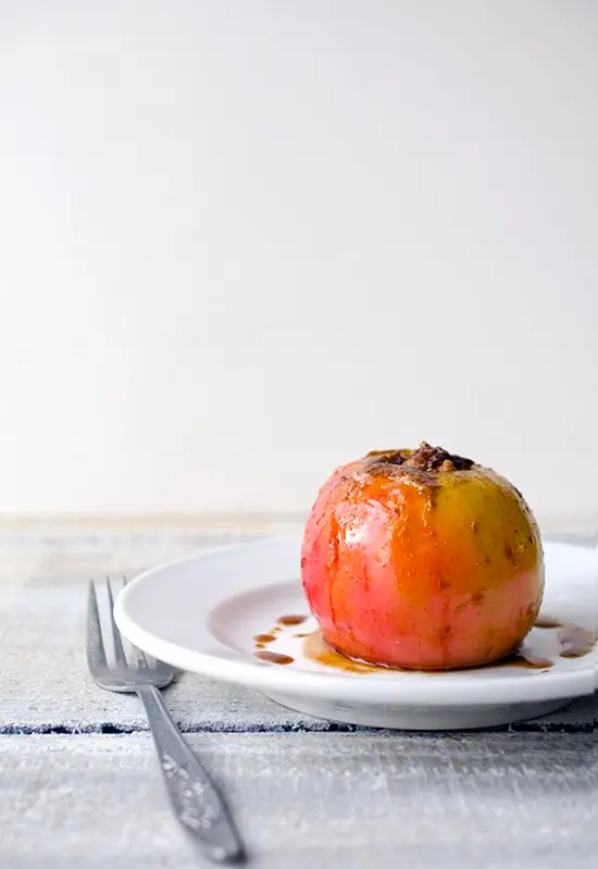 cách làm táo nhồi hồ đào nướng 4
