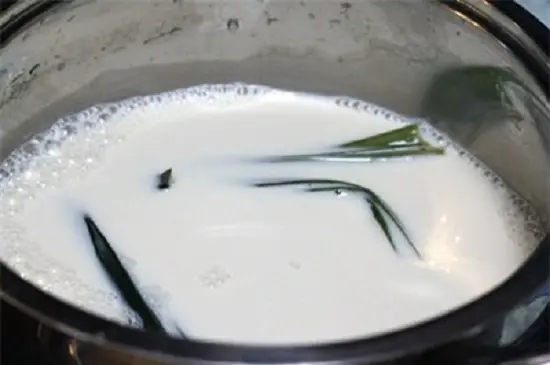 nấu sữa với lá dứa