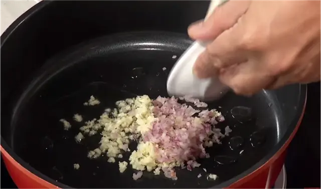 Cách làm tép khô rang khế 3