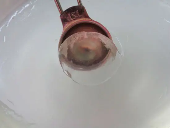 Múc một khoanh tròn nhở ở giữa phần thạch rau câu chuẩn bị tạo hình thạch 3D