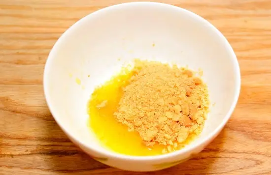 trộn vụn bánh quy với bơ