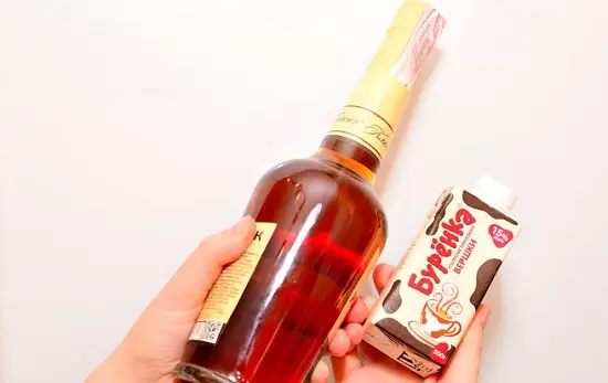 trộn kem với rum