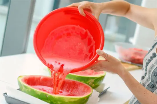 đổ phần bột thạch dưa hấu vào hai nửa vỏ dưa hấu