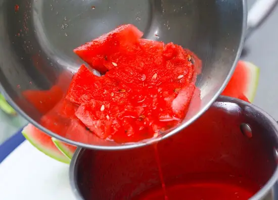 cho nước ép dưa hấu vào nồi