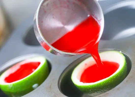 đổ nước thạch vào vỏ chanh