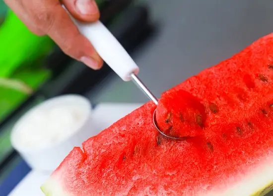 múc thịt dưa hấu