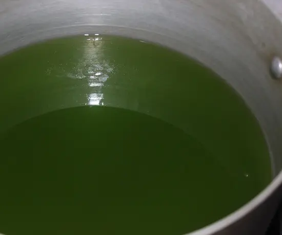 làm thạch dừa lá dứa hòa nước lá dứa