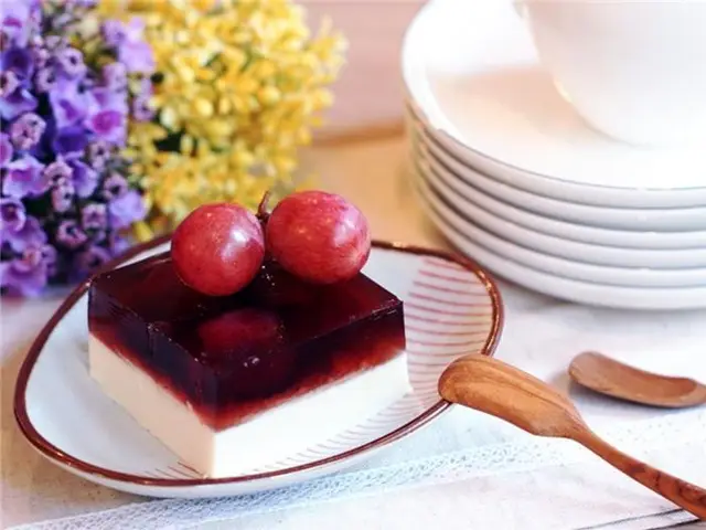 Cách làm thạch nho sữa hai lớp siêu ngon