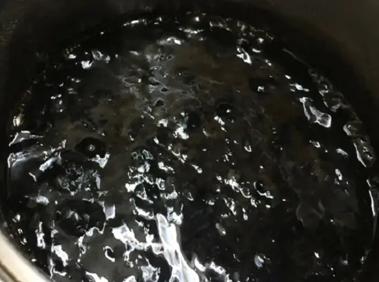 khuấy đều để làm thạch sương sáo nước cốt dừa