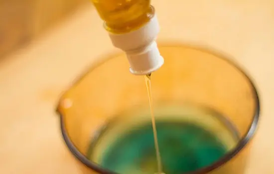 trộn rượu với xi rô