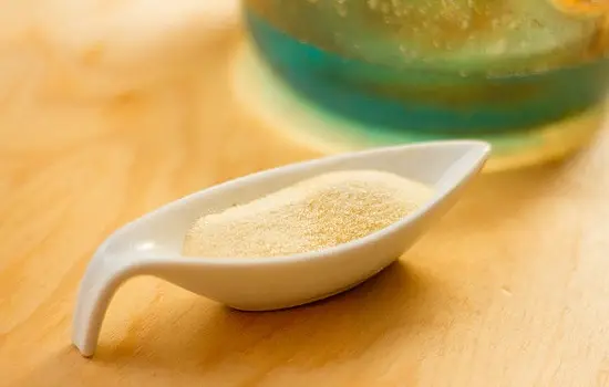 cho bột gelatin vào thạch