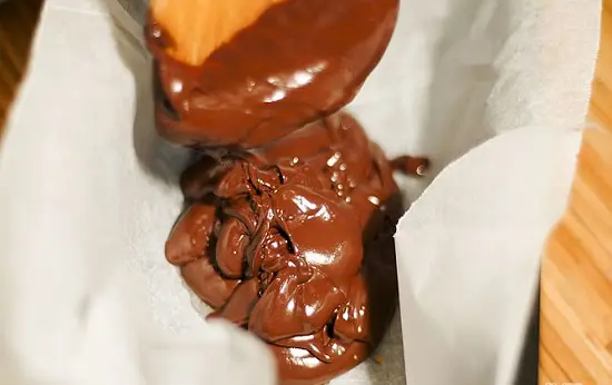 đổ socola vào khuôn kẹo