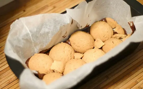 xếp bánh quy lên trên socola