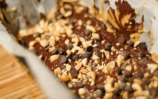 rắc đậu phộng và socola chip