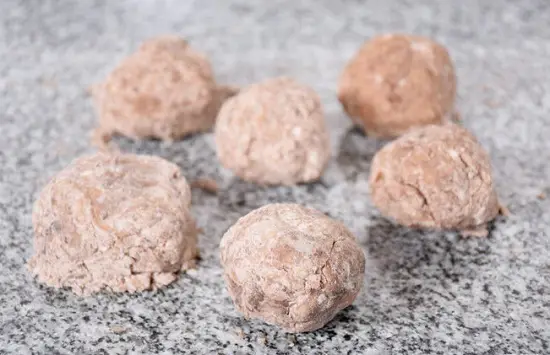 nặn tròn bột bánh