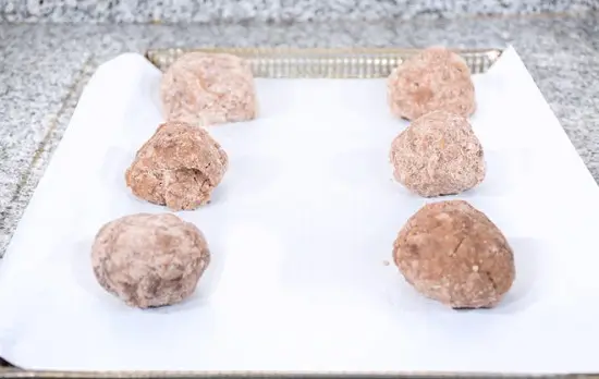 đặt bánh vào khay nướng