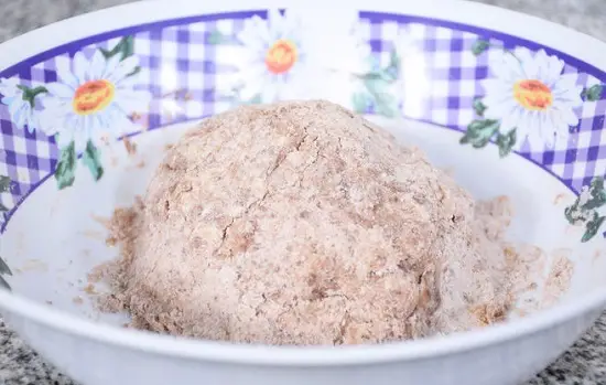nhào bột bánh