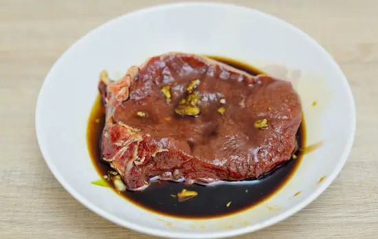 nhúng thịt bò vào nước sốt