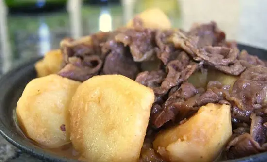 thit-bo-nau-khoai-tay-kieu-nhat-1