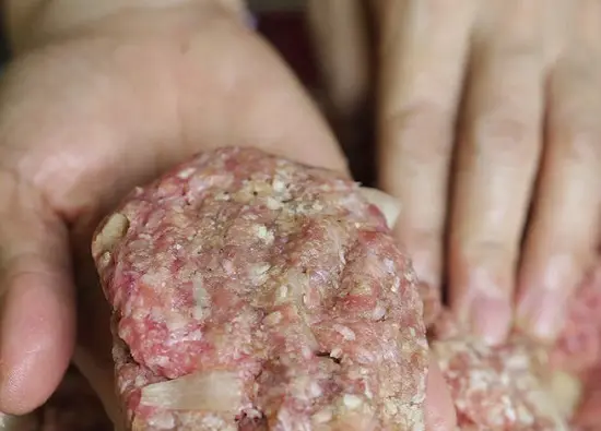 nặn viên thịt bò