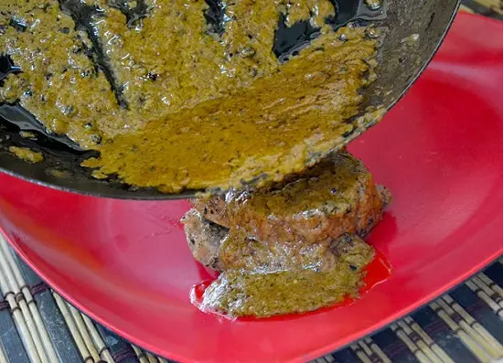 đổ sốt lên thịt