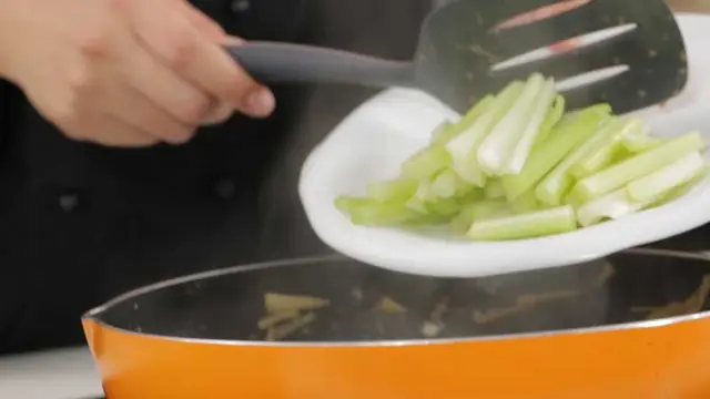 Cách làm thịt bò xào cần tây thơm ngon cho bữa tối 8
