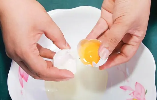 tách lấy lòng trắng trứng