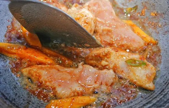cho thịt gà vào đun chín