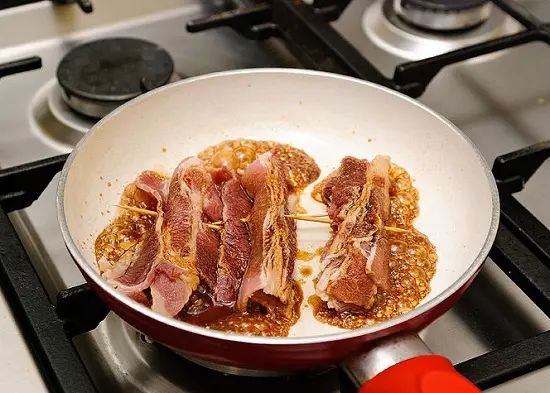 chiên thịt với nước sốt