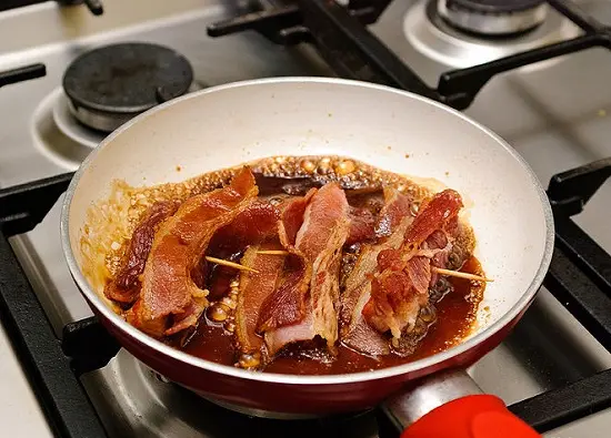 thêm nước sốt vào thịt