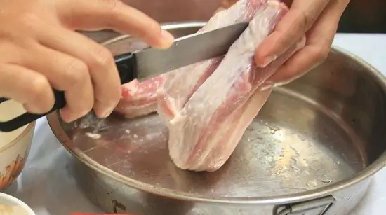 xẻ thịt để ướp gia vị làm thịt heo quay thơm ngon