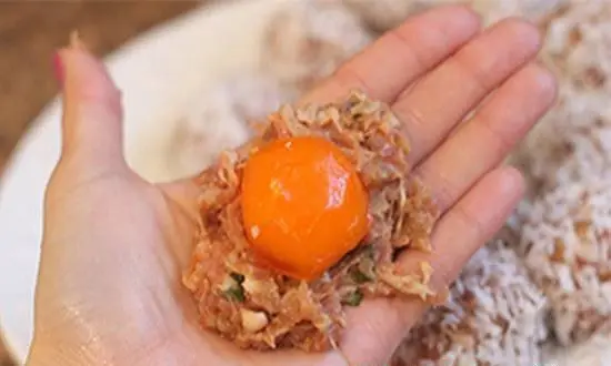 thịt viên bọc trứng muối viên thịt