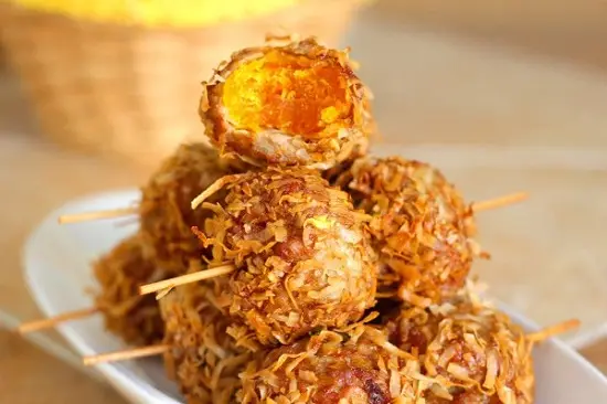 thịt viên bọc trứng muối thành phẩm